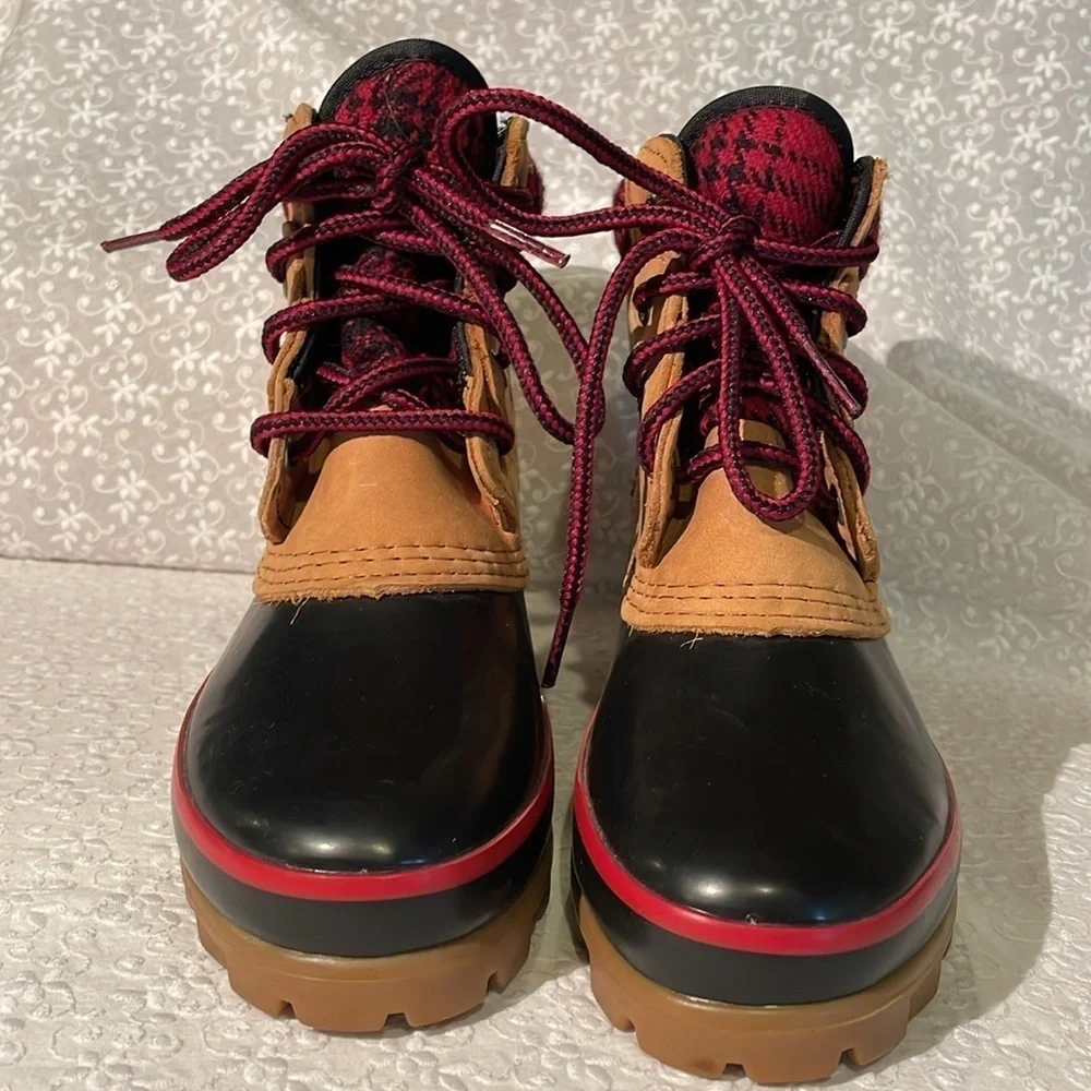 BASS Women’s Waterproof Duck Boots size 5 Thermolite